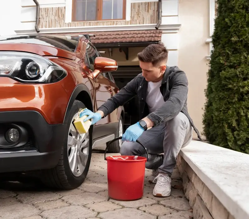 Lavage auto à domicile Saint-Maurice-les-Brousses : professionnel intervenant sur un véhicule